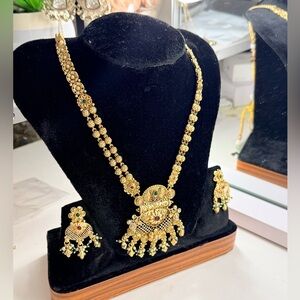 Elegant Gold Necklace and Earring Set